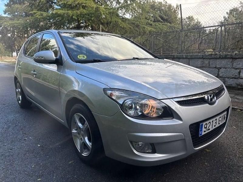 Usado Hyundai i30 Comfort 90 HP (66 kW) 2010 Cinzento Sedan