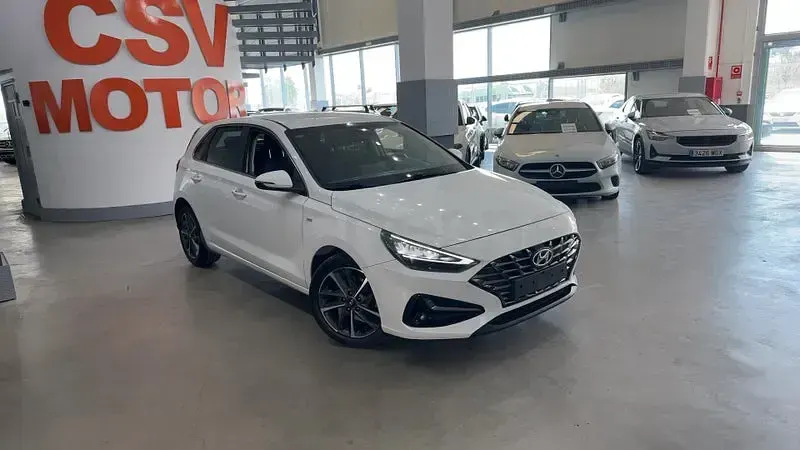 Usado Hyundai i30 120 CV (88 kW) 2023 Blanco Berlina