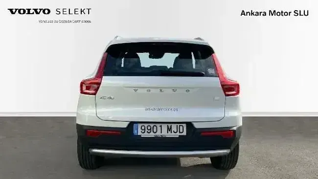 Begagnad Volvo XC40 Core 211 HK (155 kW) 2023 Vit SUV