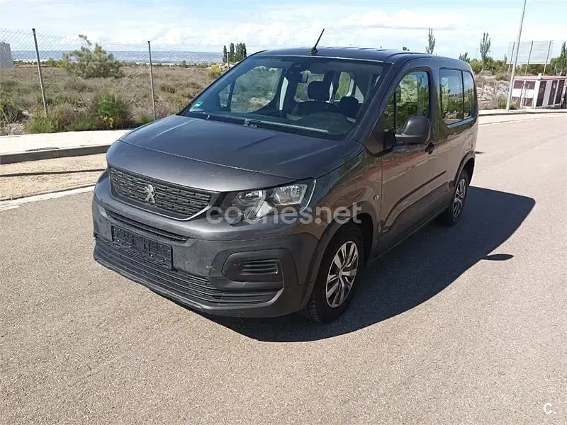 Usado Peugeot Rifter Access 100 CV (73 kW) 2020 Gris / plata Monovolumen