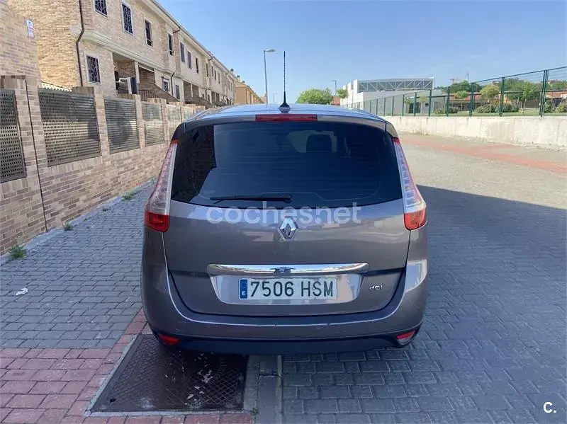 Usado Renault Grand Scénic III LIMITED 130 CV (95 kW) 2013 Gris / plata Monovolumen