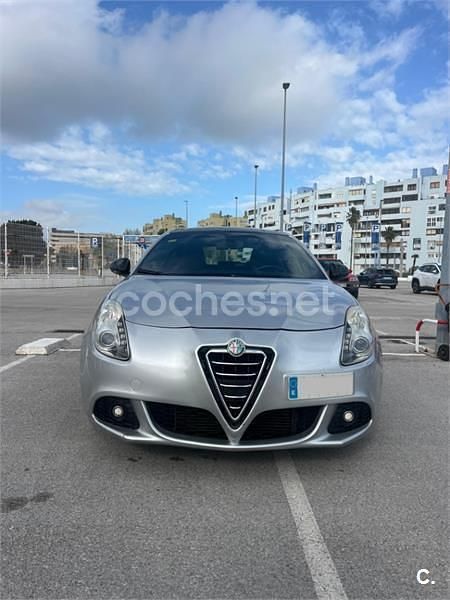Usado Alfa Romeo Giulietta Distinctive 150 CV (110 kW) 2013 Gris / plata Utilitario