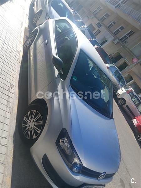 Usado VW Polo Advance 70 CV (51 kW) 2014 Gris / plata Berlina