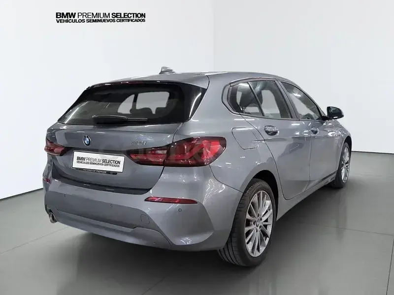 Usado BMW 118 Comfort Edition 136 CV (100 kW) 2024 Gris / plata Berlina