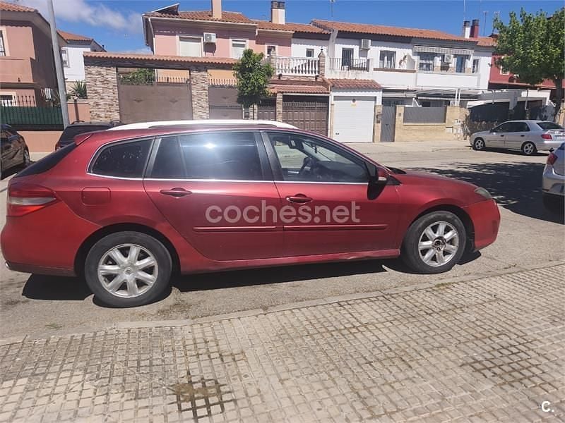 Usado Renault Laguna III Dynamique 130 CV (95 kW) 2011 Granate Familiar