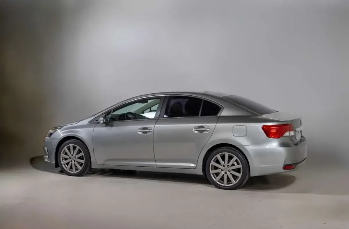 Usado Toyota Avensis Multidrive S 152 CV (111 kW) 2012 Gris Familiar
