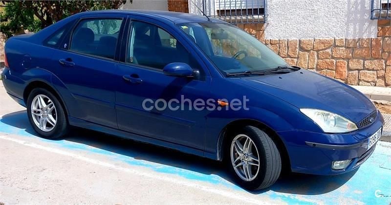 Begagnad Ford Focus Ghia 100 HK (73 kW) 2004 Blå Sedan