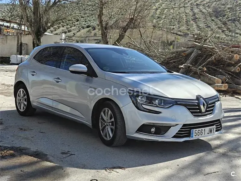 Usado Renault Mégane Zen 110 CV (80 kW) 2016 Gris / plata Berlina