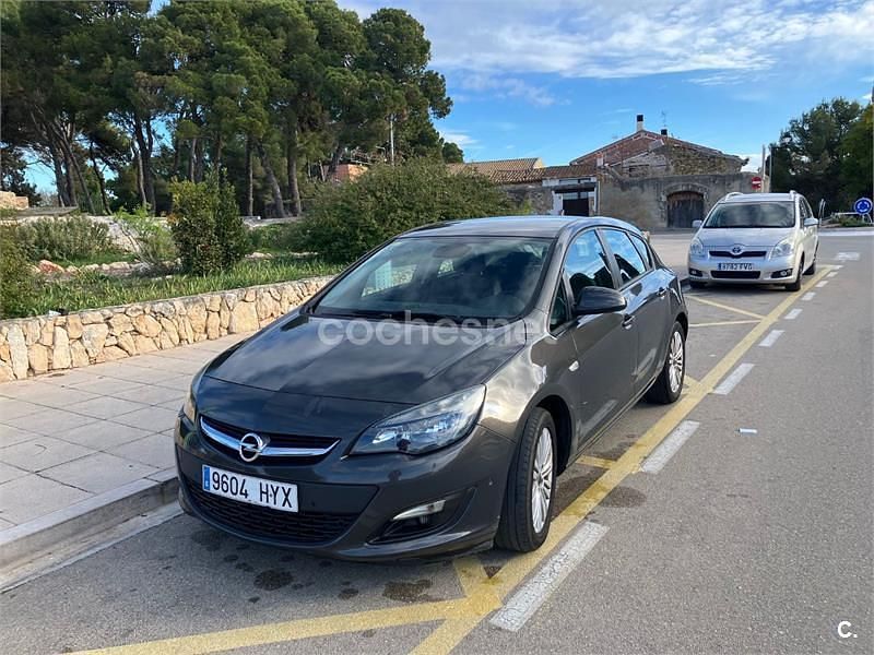 Gris / plata Usado 2014 Opel Astra Selective Berlina | 4950 € (Buen precio) - Imagen 1/4