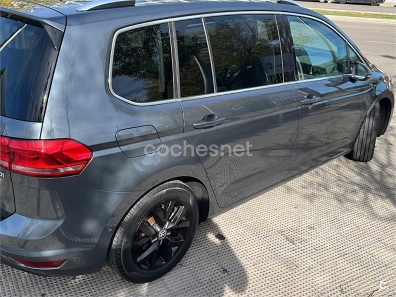 Usado VW Touran Advance 150 CV (110 kW) 2016 Gris / plata Monovolumen