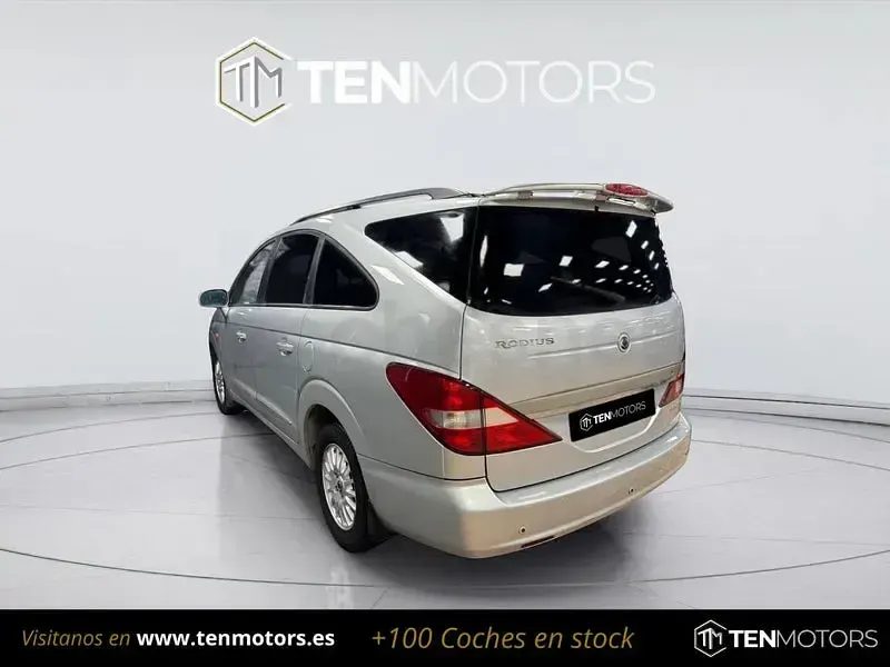 Usado SsangYong Rodius 165 CV (121 kW) 2008 Gris / plata Monovolumen