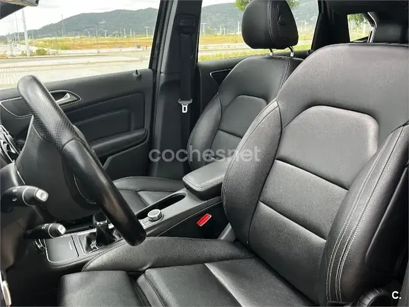 Usado Mercedes B200 136 CV (100 kW) 2015 Negro Monovolumen