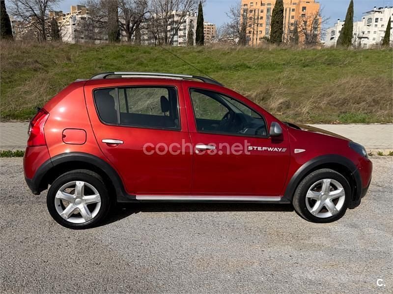 Usado Dacia Sandero Stepway 90 HP (66 kW) 2012 Vermelho Sedan
