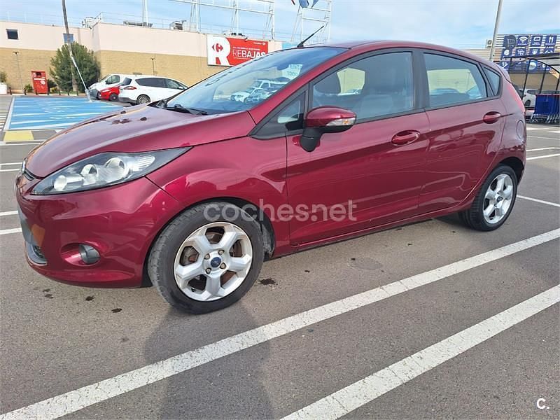 Usado Ford Fiesta Trend 96 CV (70 kW) 2009 Granate Berlina