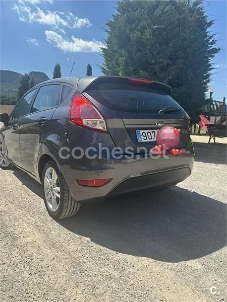 Usado Ford Fiesta Trend 82 CV (60 kW) 2017 Gris / plata Utilitario