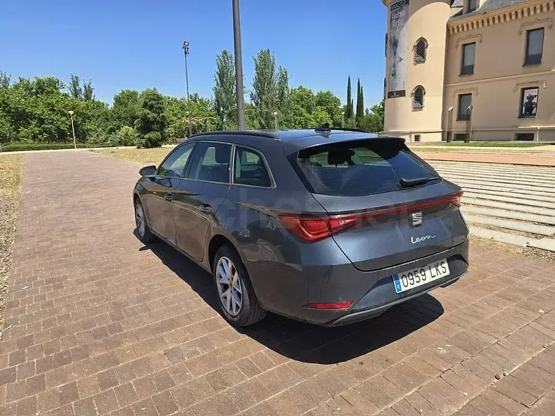 Usado Seat Leon Style 150 CV (110 kW) 2021 Gris / plata Familiar