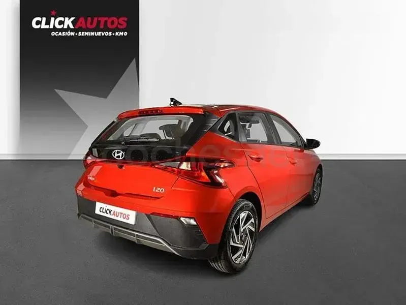 Usado Hyundai i20 79 CV (58 kW) 2024 Rojo Utilitario