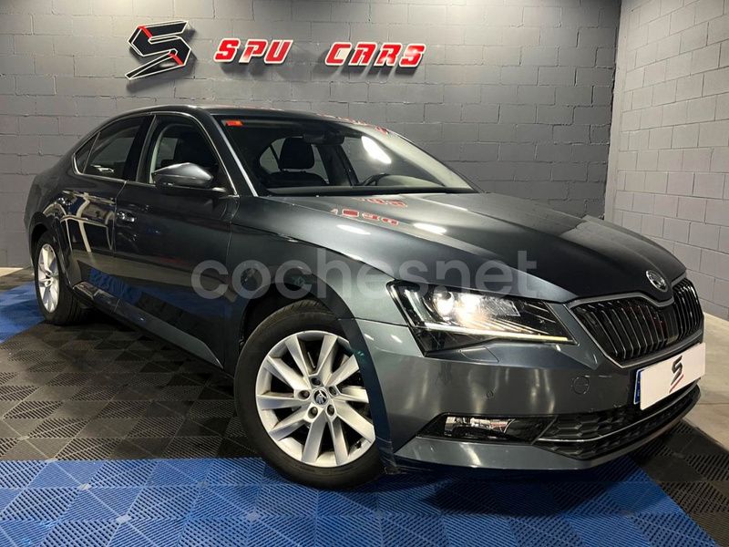 Gris / plata Usado 2017 Skoda Superb Ambition Berlina | 15.950 € (Buen precio) - Imagen 1/4