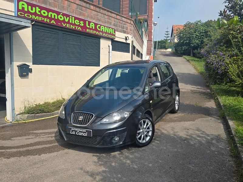 Usado Seat Altea Style 105 CV (77 kW) 2011 Gris / plata Monovolumen