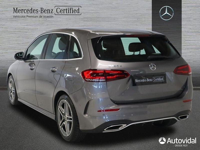 Usado Mercedes B180 AMG line 116 CV (85 kW) 2022 Gris Monovolumen