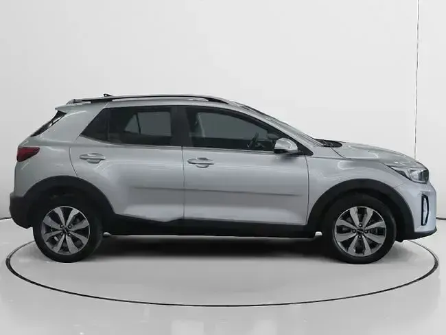 Usado Kia Stonic 100 CV (73 kW) 2024 Gris / plata SUV
