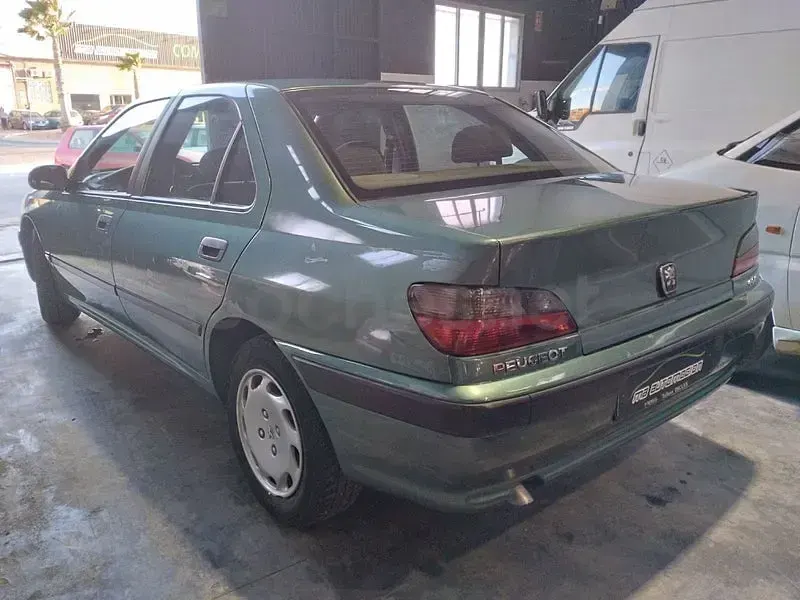 Usado Peugeot 406 90 CV (66 kW) 1999 Verde Berlina