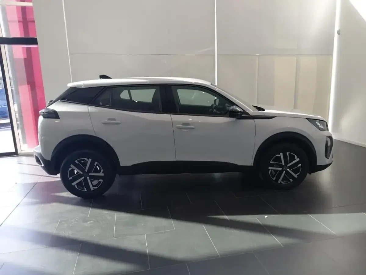 Usado Peugeot 2008 Active 102 CV (75 kW) 2023 Gris SUV