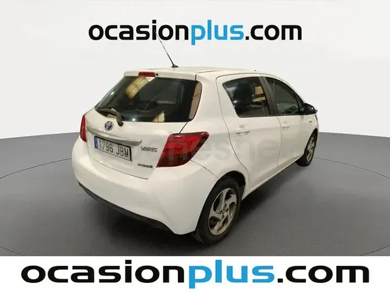 Usado Toyota Yaris Hybrid Active 100 CV (73 kW) 2014 Blanco Berlina