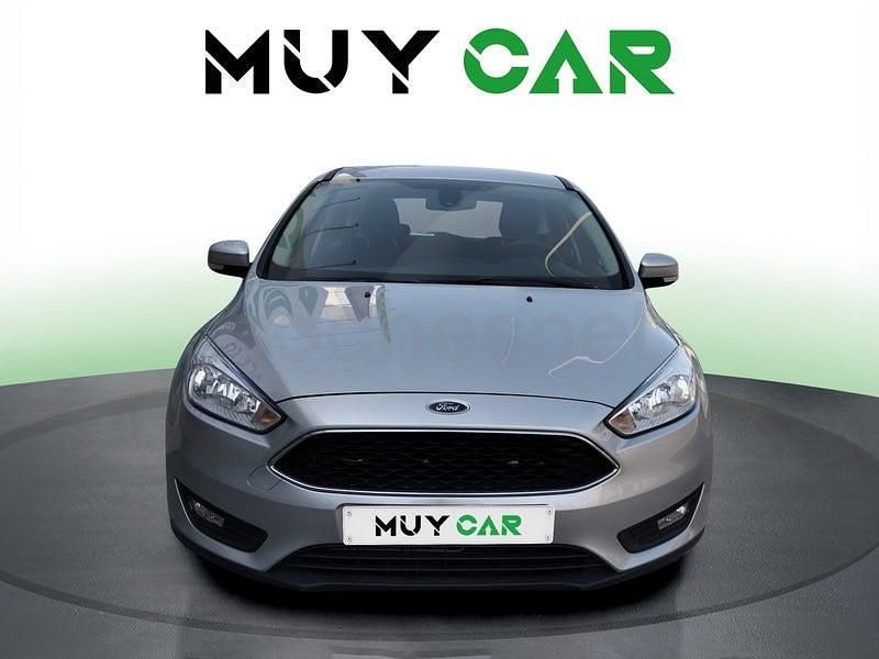 Usado Ford Focus Trend 125 CV (91 kW) 2018 Gris / plata Berlina