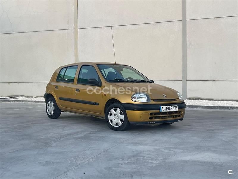 Usado Renault Clio II 60 CV (44 kW) 1998 Amarillo Berlina