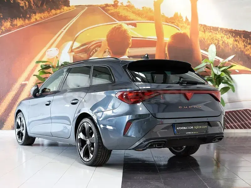 Usado Cupra Leon 150 CV (110 kW) 2024 Gris / plata Familiar