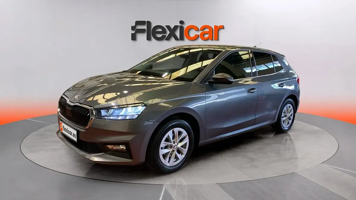 Usado Skoda Fabia Essence 95 CV (69 kW) 2025 Gris Utilitario