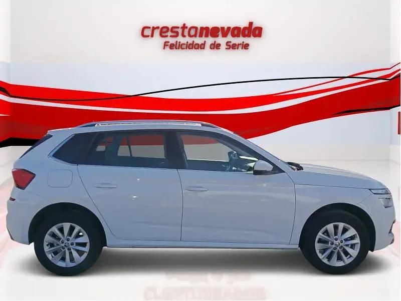 Usado Skoda Kamiq Selection 110 CV (80 kW) 2023 Blanco SUV