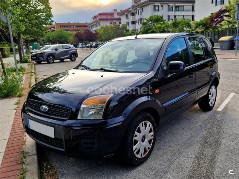 Gris / plata Usado 2010 Ford Fusion Ambiente Berlina | 3000 € - Imagen 1/4