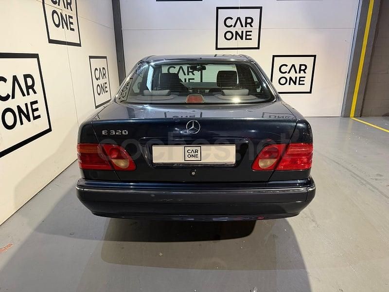 Usado Mercedes E320 Elegance 220 CV (161 kW) 1997 Azul Berlina