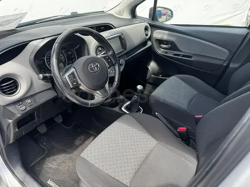 Usado Toyota Yaris Active 99 CV (72 kW) 2015 Gris / plata Utilitario