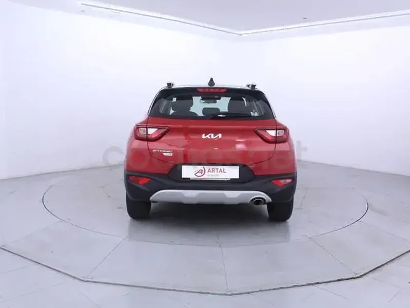Usado Kia Stonic 100 CV (73 kW) 2022 Rojo SUV