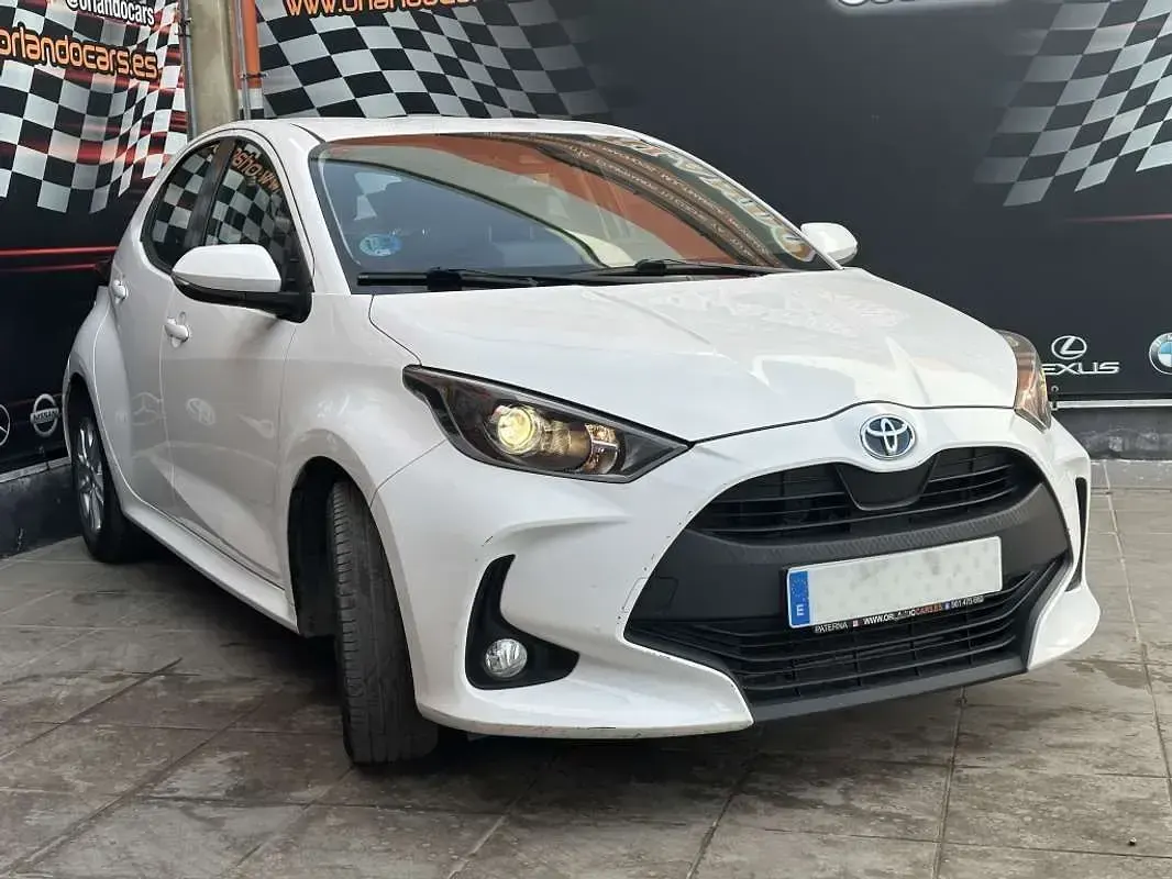 Usado Toyota Yaris Active 116 CV (85 kW) 2021 Blanco Utilitario