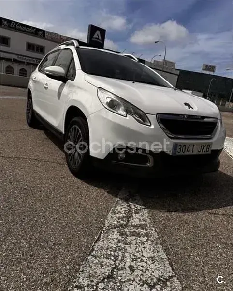 Usado Peugeot 2008 Allure 100 CV (73 kW) 2015 Blanco SUV