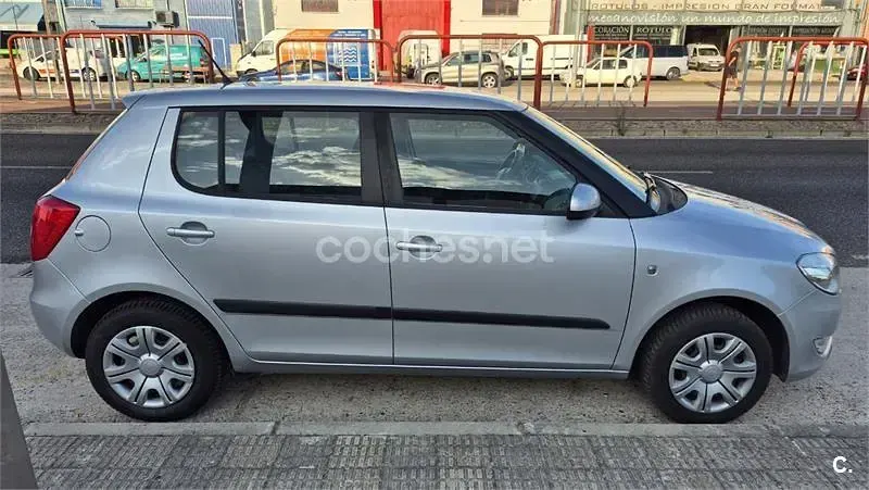 Usado Skoda Fabia Ambition 60 CV (44 kW) 2012 Gris / plata Berlina