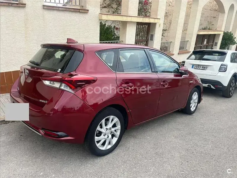 Usado Toyota Auris Hybrid Active 136 CV (100 kW) 2018 Granate Berlina