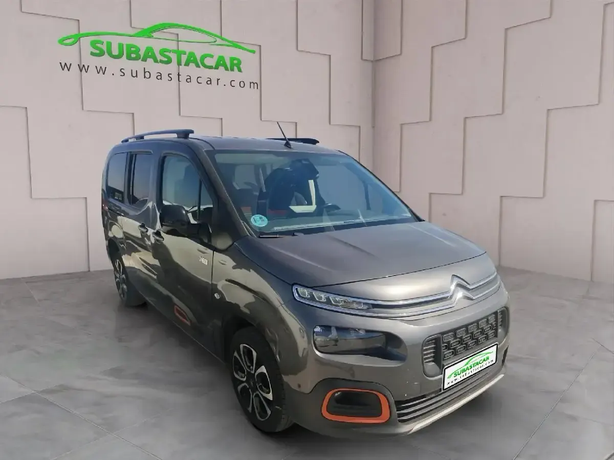 Usado Citroën e-Berlingo Shine 130 CV (95 kW) 2022 Gris metalizado Monovolumen