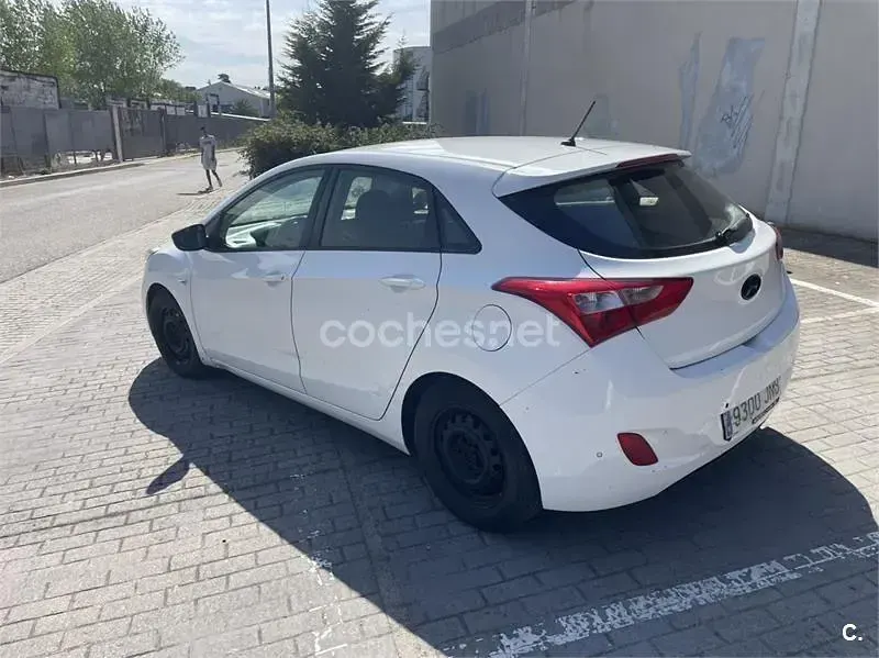 Usado Hyundai i30 110 CV (80 kW) 2016 Blanco Berlina