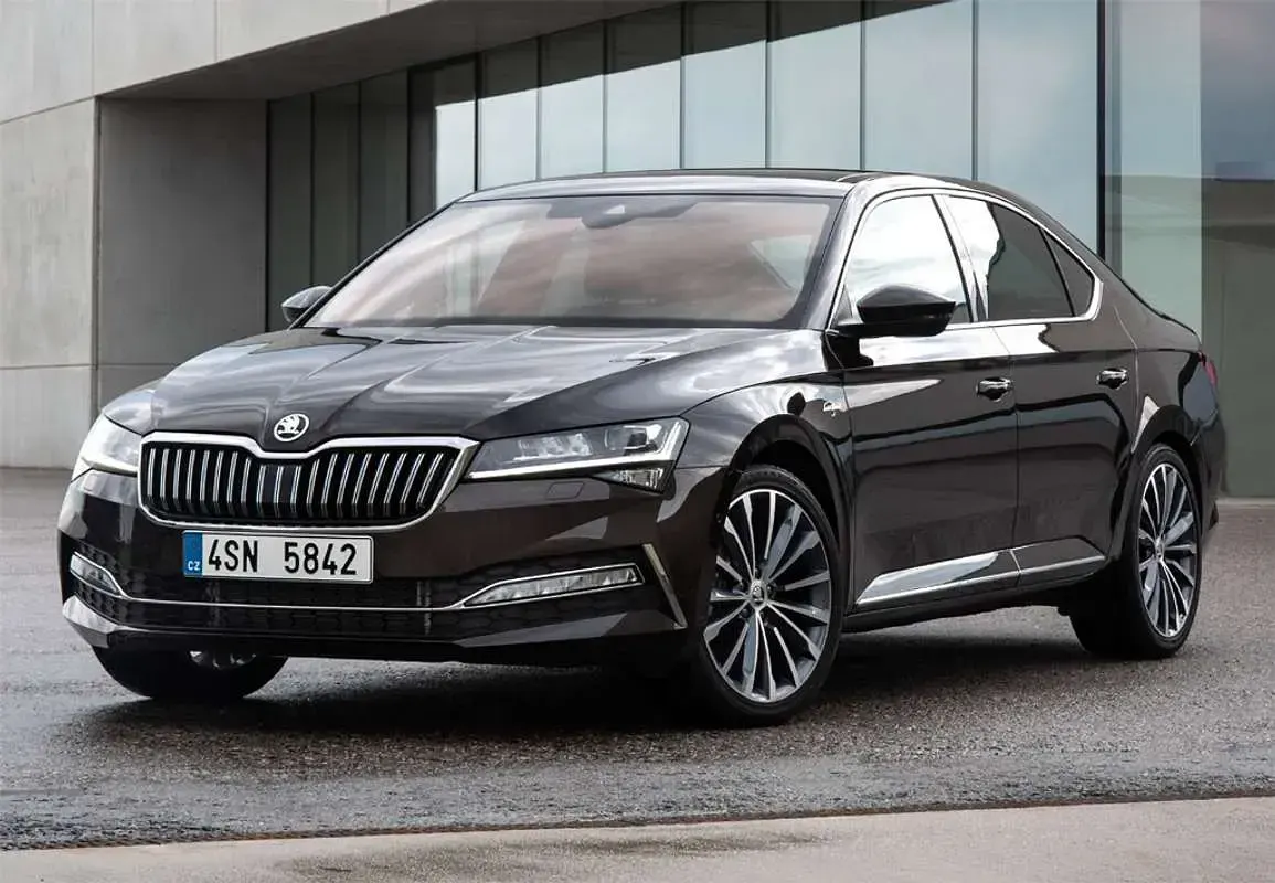 Usado Skoda Superb Ambition 150 CV (110 kW) 2016 Marrón Familiar
