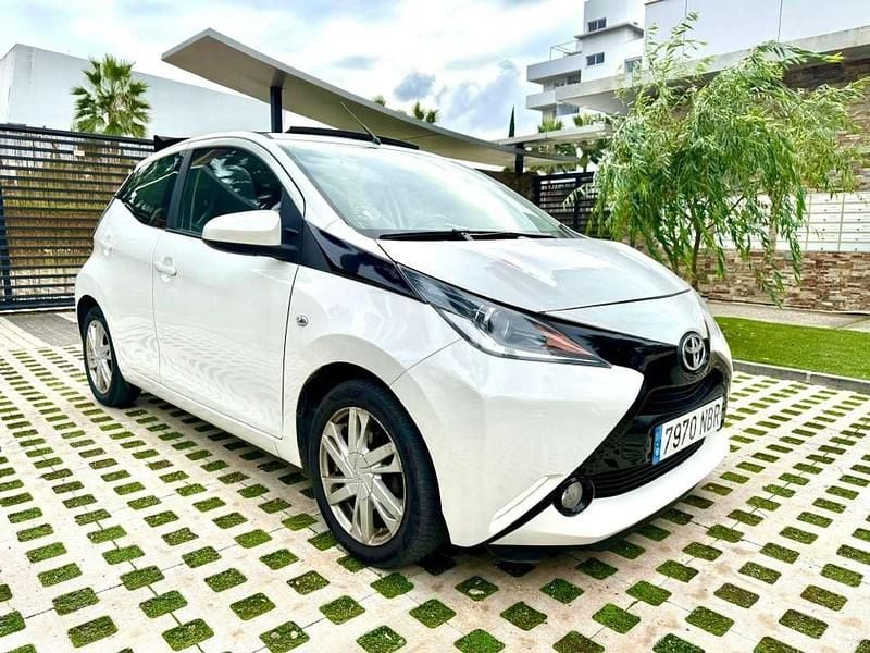 Usado Toyota Aygo X-play 69 CV (50 kW) 2015 Blanco Utilitario