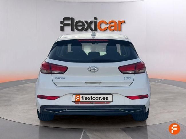 Usado Hyundai i30 120 CV (88 kW) 2021 Blanco
