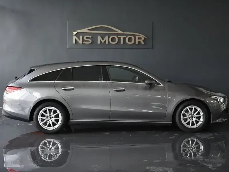 Usado Mercedes CLA200 Shooting Brake 150 CV (110 kW) 2021 Gris / plata Familiar