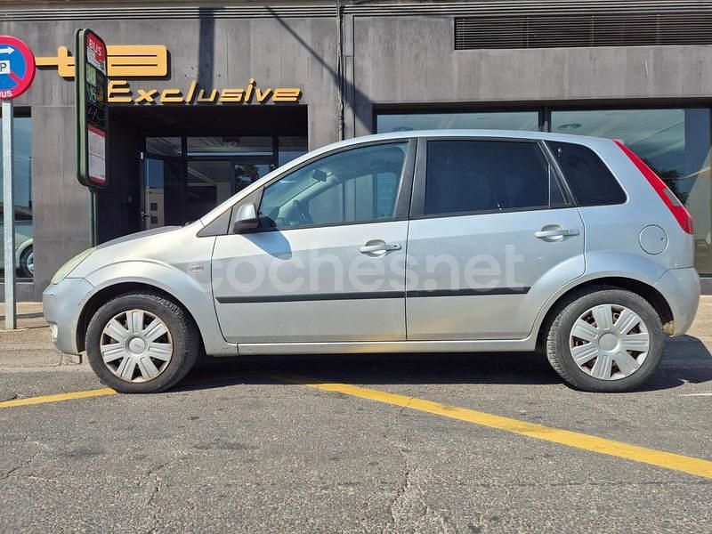 Gris / plata Usado 2005 Ford Fiesta Utilitario | 2999 € (Precio justo) - Imagen 1/4