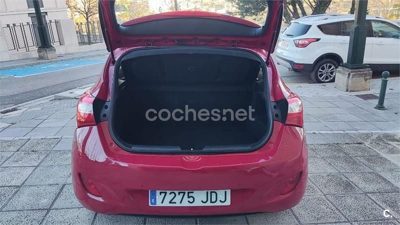 Usado Hyundai i30 Style 135 CV (99 kW) 2016 Granate Berlina