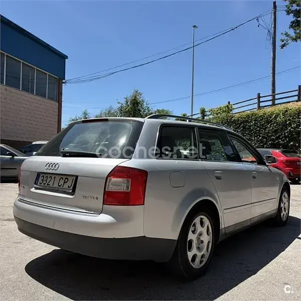 Usado Audi A4 130 CV (95 kW) 2003 Gris / plata Familiar